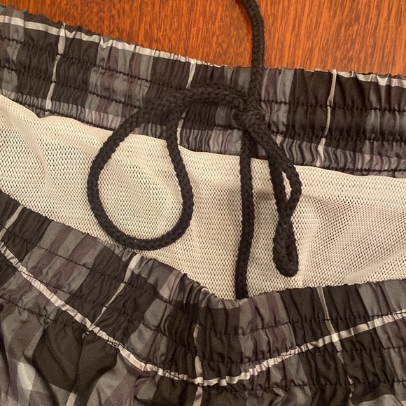 Mens Burberry swim trunks - Picture 4 of 5